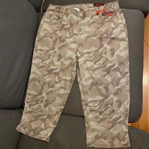 NEW AVENUE Plus Size Army Camo Capris